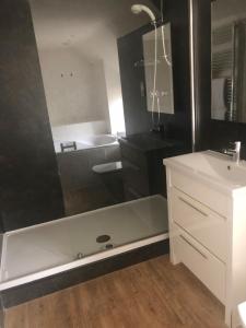 e bagno con doccia, lavandino e vasca. di The Hoops Inn & Country Hotel a Bideford Altre 37 foto