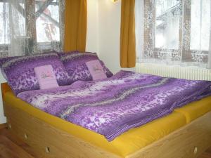 Кровать или кровати в номере Apartman Škrabálek