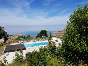 una piscina con vistas al océano en Combe Martin Beach Holiday Park, en Combe Martin