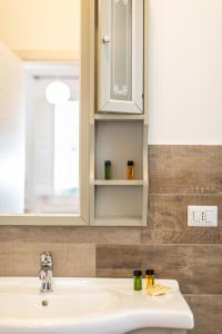 een badkamer met een wastafel en een spiegel bij Casa Duconte in Barletta