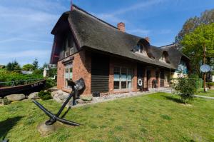a house with a statue in front of it at "Netzboden" by Ferienhaus Strandgut in Born