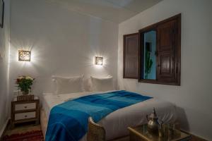 Un pat sau paturi într-o cameră la Riad Clefs d'Orient