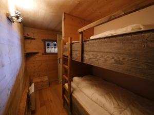 a room with two bunk beds in a cabin at Chalet 1692 in Bonneval-sur-Arc