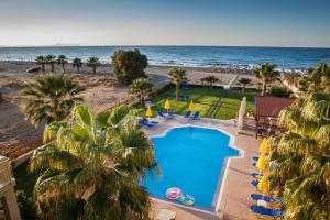 uma vista sobre uma piscina e a praia em Ilian Beach & Apartments em Rethymno Town