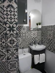 een badkamer met een toilet en een wastafel bij Apartament Wyszynskiego in Białystok