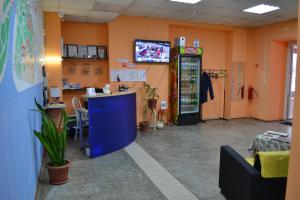 オムスクにあるIrtysh Hostelのオレンジ色の壁の客室で、ソーダメーカーが備わります。