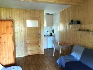 um quarto com uma porta e uma cozinha com uma mesa em Relaks em Ujazdowo