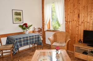 a living room with a table and a window at Romantischer Winkel in Neuharlingersiel
