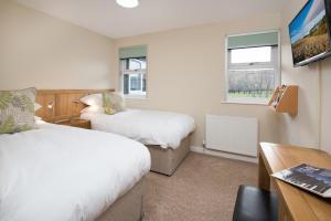 um quarto com 2 camas e uma secretária com um computador em Brown Rigg Guest Rooms em Bellingham