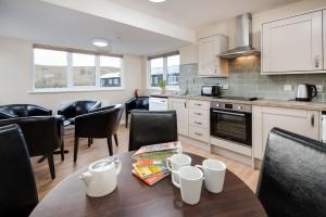uma cozinha e sala de jantar com mesa e cadeiras em Brown Rigg Guest Rooms em Bellingham