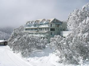 ein großes Haus auf einem schneebedeckten Berg in der Unterkunft Falls Creek Country Club in Falls Creek