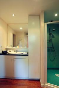 Un baño de HOTEL CERISE - LES SOURCES Luxeuil-les-Bains 68 fotos más