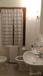 Ein Badezimmer in der Unterkunft Casa a Soliera