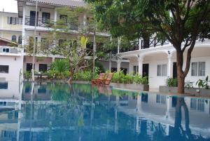 a large swimming pool in front of a house at Vientiane Garden Villa Hotel in Vientiane