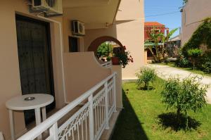 Сад в Toula's Apartments