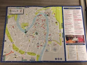 una mappa di una città su un tavolo di LA CASA DI CHICCO E GINNY a Verona