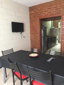 una mesa negra con sillas y un plato de comida. en Casa Nuova Depto DOS y TRES en Villa María