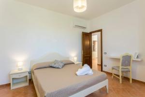 カステッルッツォにあるAppartamenti Karma vacanzeのベッドルーム1室(ベッド1台、デスク、椅子付)
