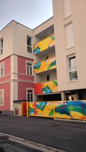 un edificio con un mural en el costado en 215 Apartment Wien 4-6 Pers 42m2, en Klagenfurt