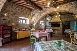 A restaurant or other place to eat at Agriturismo Goccia di Luna