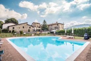 The swimming pool at or close to Agriturismo Goccia di Luna