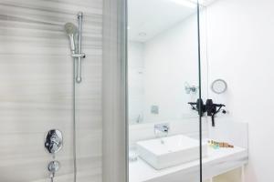 A bathroom at Lina Hotel Taksim Pera