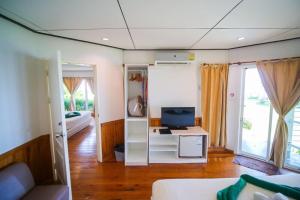 Televiisor ja/või meelelahutuskeskus majutusasutuses Makathanee Resort