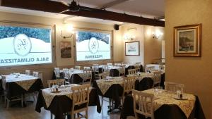 Restaurant o un lloc per menjar a Hotel Ristorante Tre Leoni