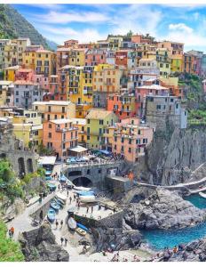 ラ・スペツィアにあるWelcome Migliarinaの山の色彩豊かな建物群