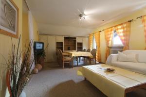 a living room with a bed and a dining room at Haus Sonnenschein in Grainau