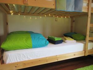 カストロ・ラボレイロにあるVillas do Laboreiro-Casa 6の二段ベッド(上段に枕2つ付)