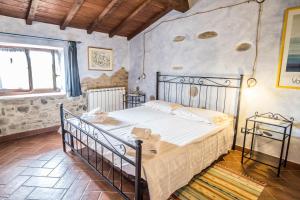 A bed or beds in a room at Agriturismo Goccia di Luna