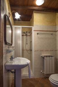 A bathroom at Agriturismo Goccia di Luna
