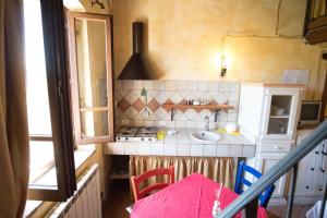 A kitchen or kitchenette at Agriturismo Goccia di Luna