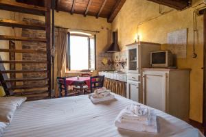 A kitchen or kitchenette at Agriturismo Goccia di Luna