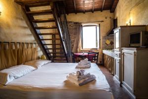 A bed or beds in a room at Agriturismo Goccia di Luna