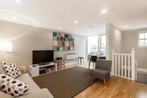 Ein Sitzbereich in der Unterkunft Trendy 2 Bedroom apartment in vibrant Shoreditch, central London zone 1 free WiFi - sleeps 4+2