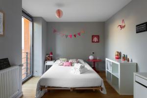 En eller flere senge i et værelse på LE RIAD - Loft de 230 m2 au cœur de Nantes