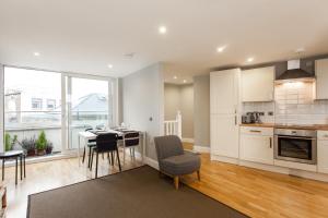 Ett kök eller pentry på Trendy 2 Bedroom apartment in vibrant Shoreditch, central London zone 1 free WiFi - sleeps 4+2