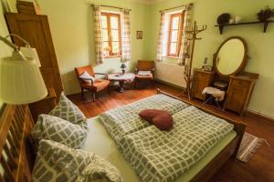 a living room with a bed and a mirror at Holiday Home Usedlost Nový Svět in Růžová