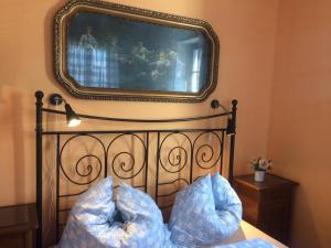 Schlafzimmer mit einem Bett und einem Spiegel an der Wand in der Unterkunft Holiday Home Usedlost Nový Svět in Růžová
