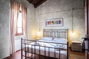 A bed or beds in a room at Agriturismo Goccia di Luna