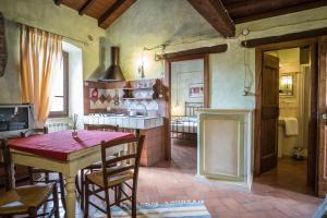 A kitchen or kitchenette at Agriturismo Goccia di Luna