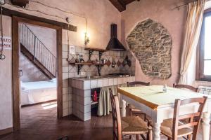 A kitchen or kitchenette at Agriturismo Goccia di Luna