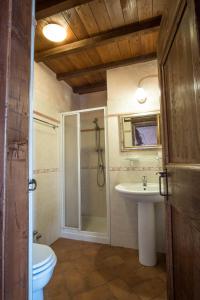 A bathroom at Agriturismo Goccia di Luna
