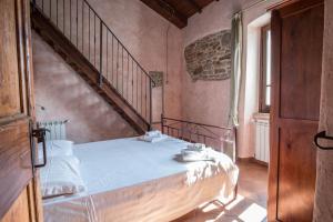 A bed or beds in a room at Agriturismo Goccia di Luna