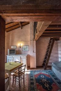 A seating area at Agriturismo Goccia di Luna