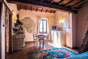 A kitchen or kitchenette at Agriturismo Goccia di Luna
