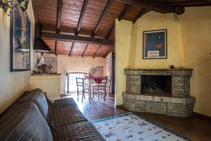 A seating area at Agriturismo Goccia di Luna
