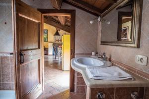 A bathroom at Agriturismo Goccia di Luna